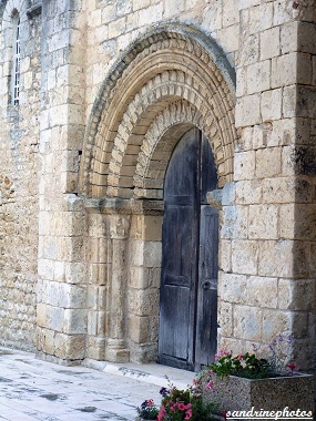 Portail sud de l`église Notre Dame Eglise romane du XIIè siècle Bouresse Poitou-Charentes